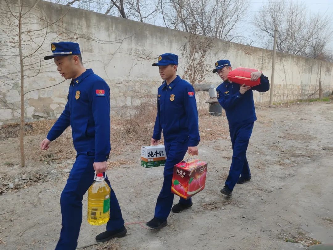 春节前夕，海州区消防救援大队如何用行动温暖困难群众的心？  第3张