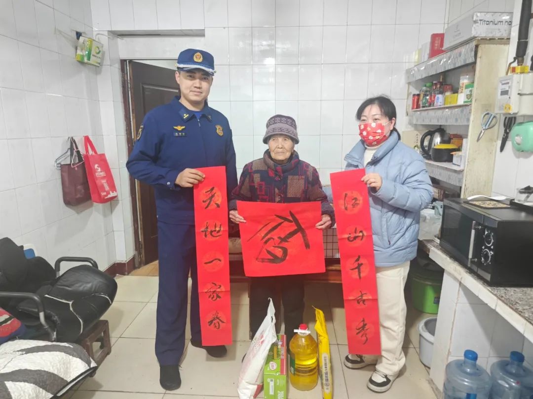 春节前夕，海州区消防救援大队如何用行动温暖困难群众的心？  第7张