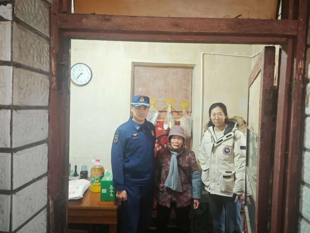 春节前夕，海州区消防救援大队如何用行动温暖困难群众的心？  第9张