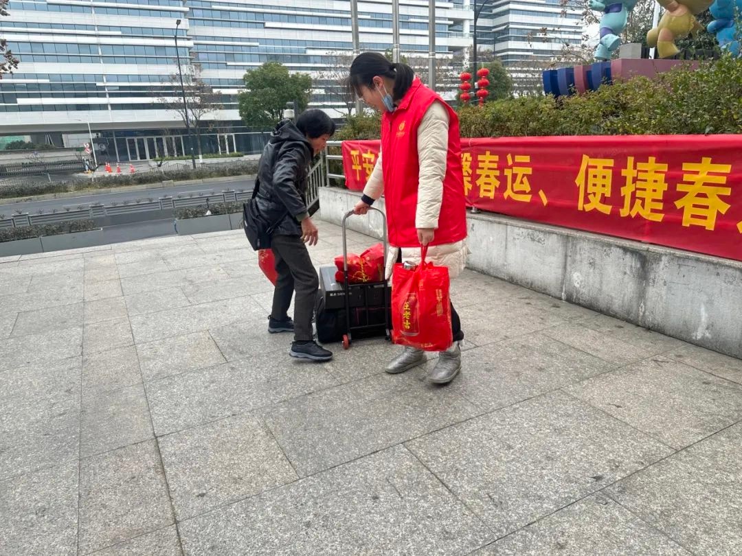 2025春运暖心行动：书法志愿者挥毫泼墨，让旅客把福气带回家  第10张