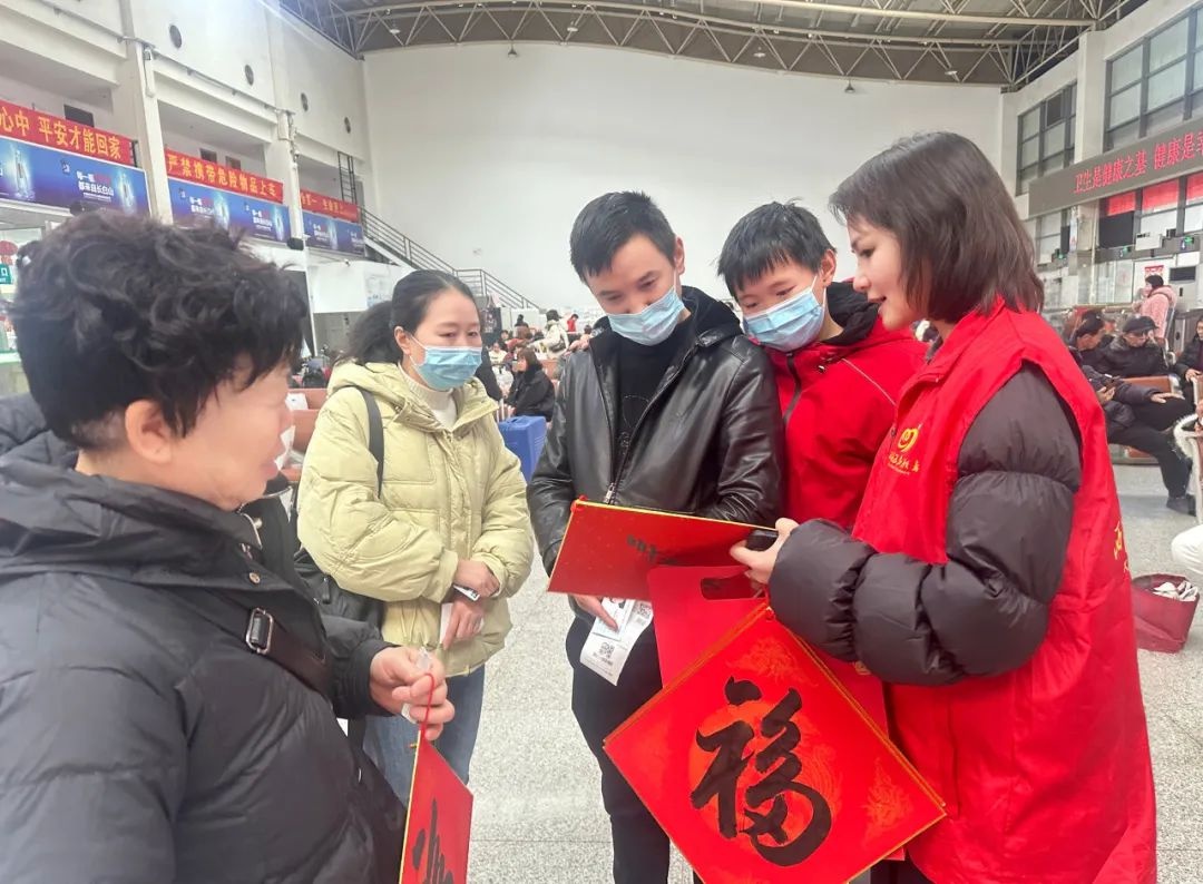 2025春运暖心行动：书法志愿者挥毫泼墨，让旅客把福气带回家  第4张