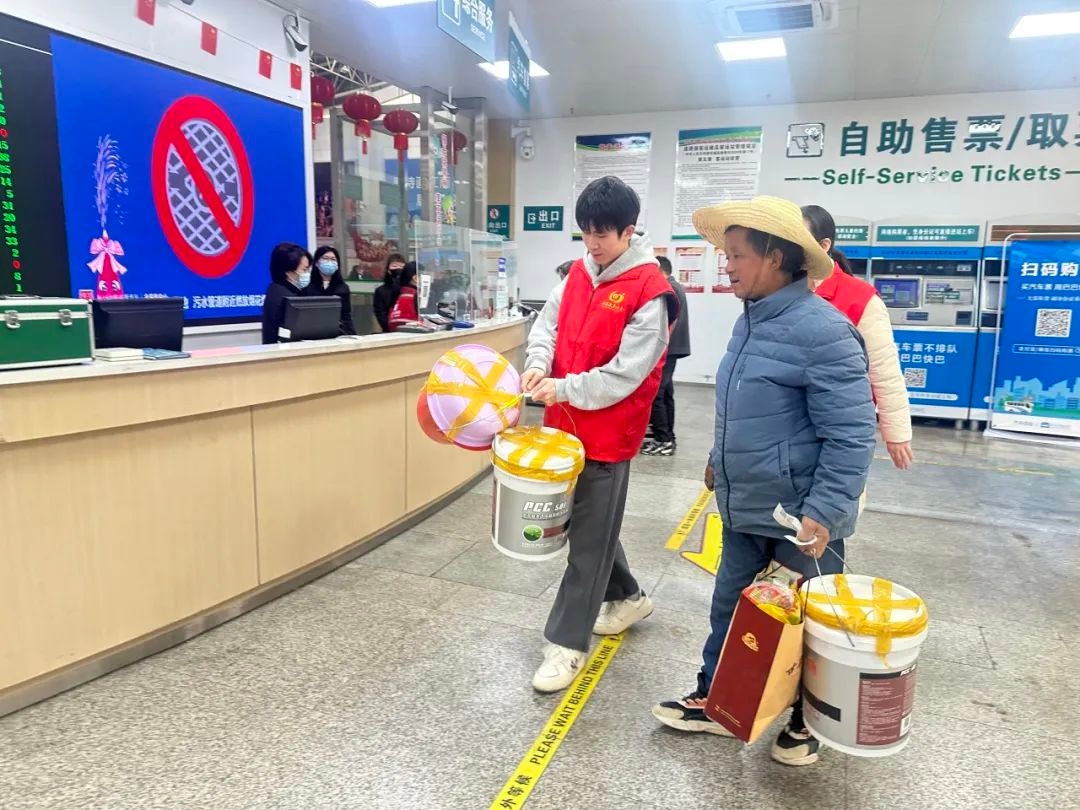 2025春运暖心行动：书法志愿者挥毫泼墨，让旅客把福气带回家  第8张