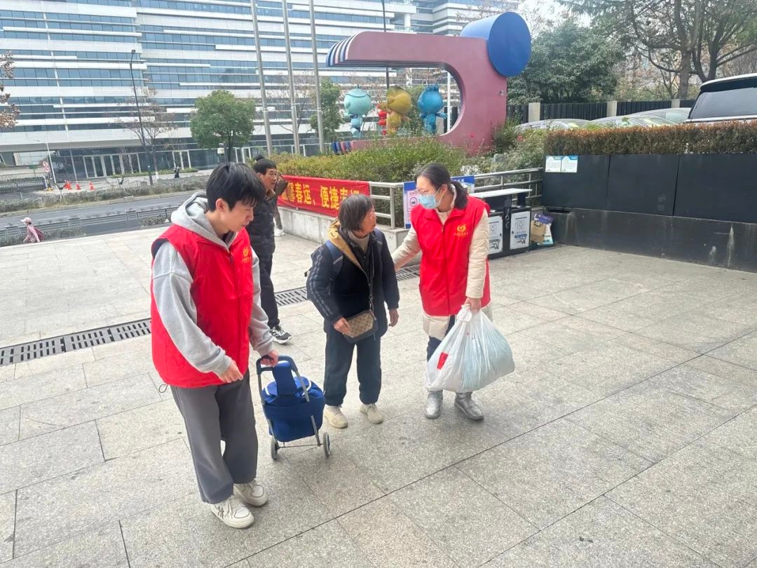 2025春运暖心行动：书法志愿者挥毫泼墨，让旅客把福气带回家  第9张