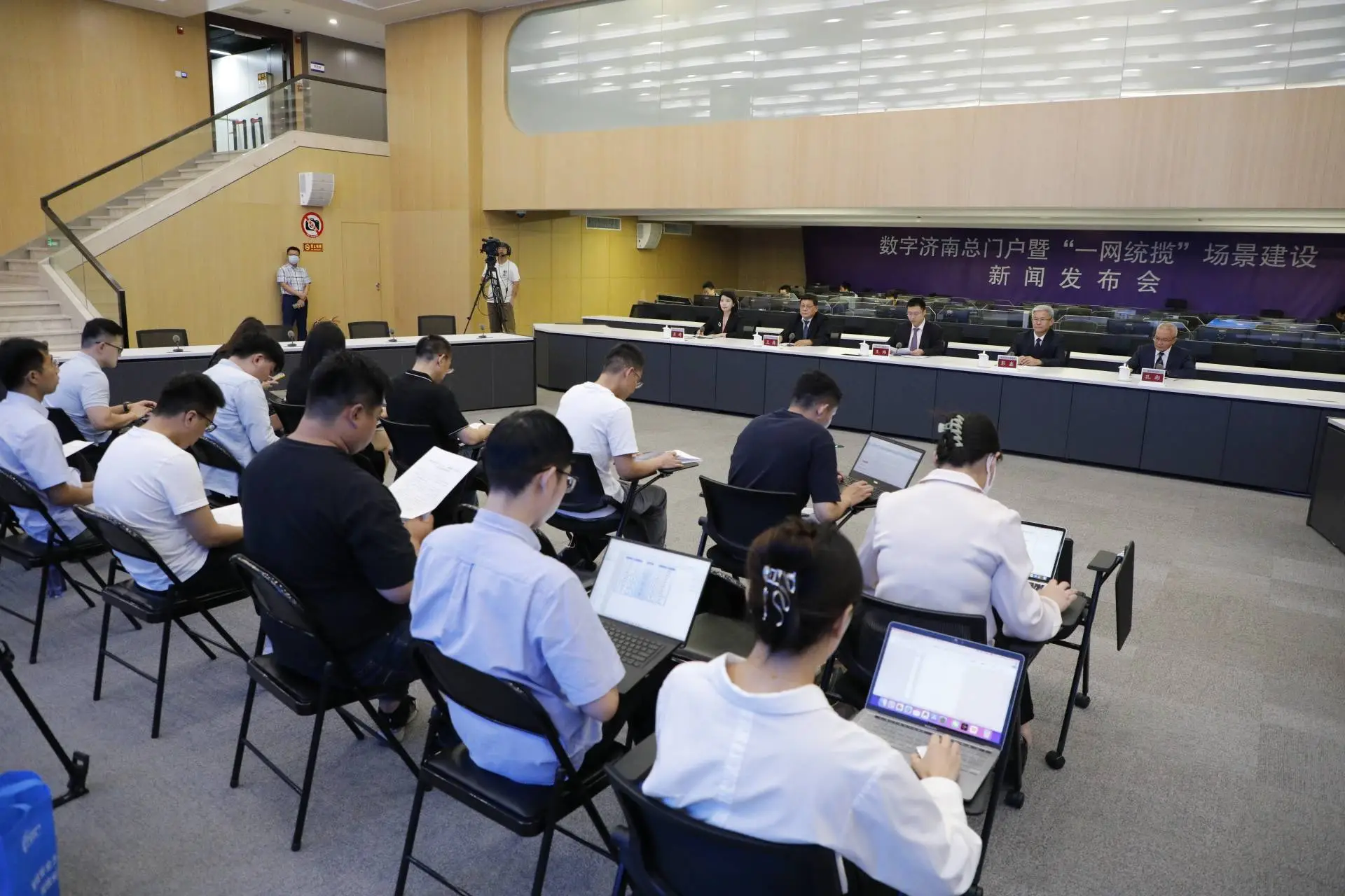 济南市政府新闻发布会：157场活动、193位发言人、477次问答，你了解这座城市的未来吗？