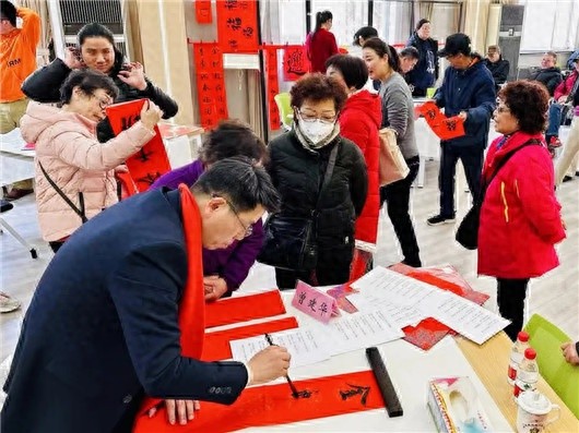 残疾人朋友如何用笔墨书写新春祝福？虹口区彩虹里年味浓