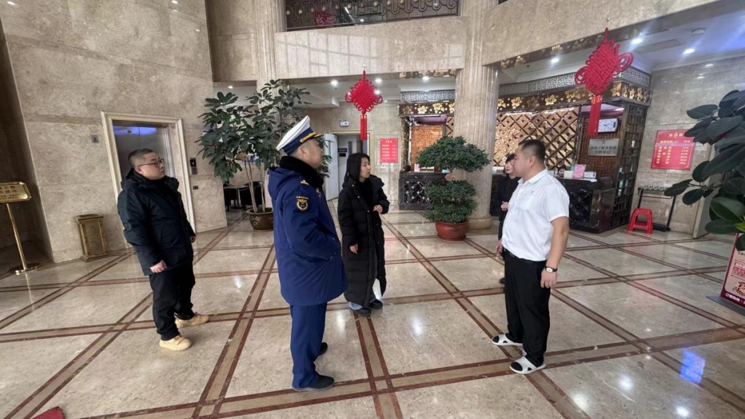 春节临近，你的安全有保障吗？区商务局联合消防大队开展全面安全检查  第2张