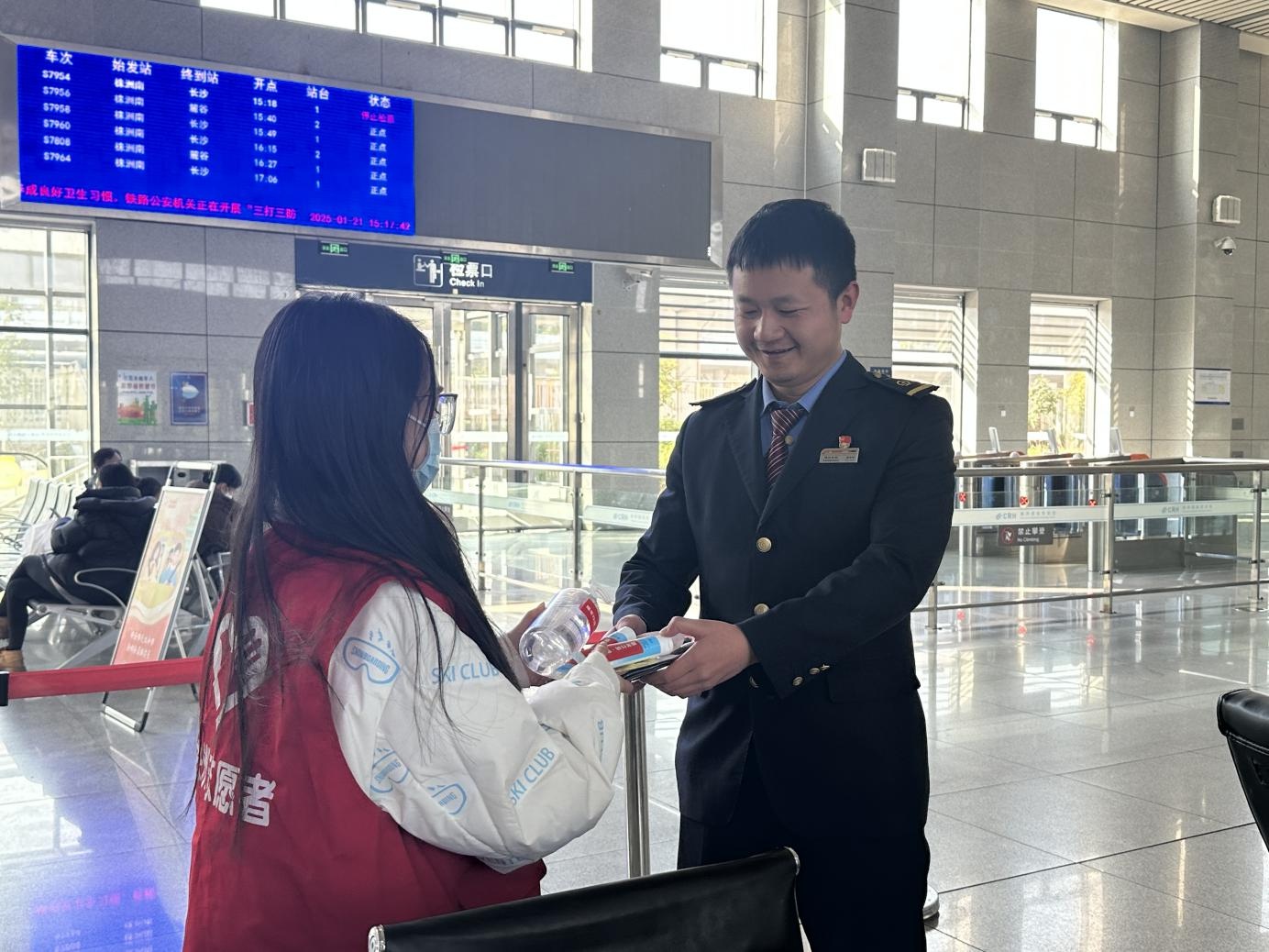 春运路上，这些青年志愿者如何让回家路更温暖、更畅通、更安全？  第4张