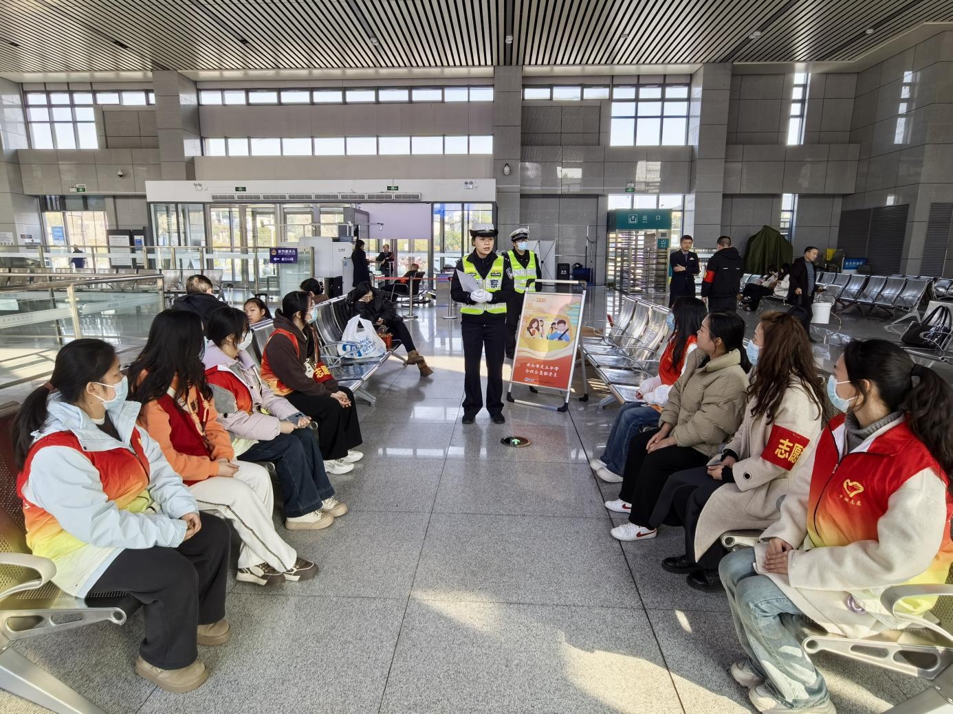 春运路上，这些青年志愿者如何让回家路更温暖、更畅通、更安全？  第6张