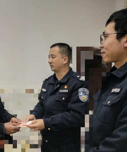 警察叔叔们一周都在忙什么？深夜寻回走失老人、破获盗窃案、兑现举报奖励，他们用行动守护我们的安全  第4张