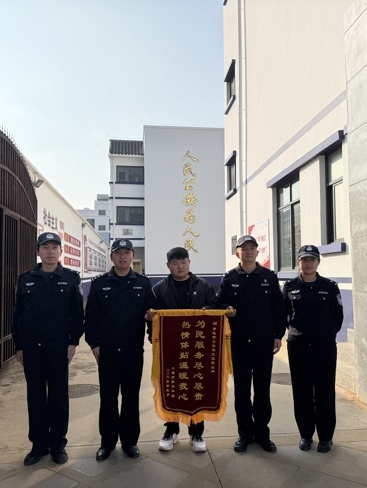 警察叔叔们一周都在忙什么？深夜寻回走失老人、破获盗窃案、兑现举报奖励，他们用行动守护我们的安全  第5张