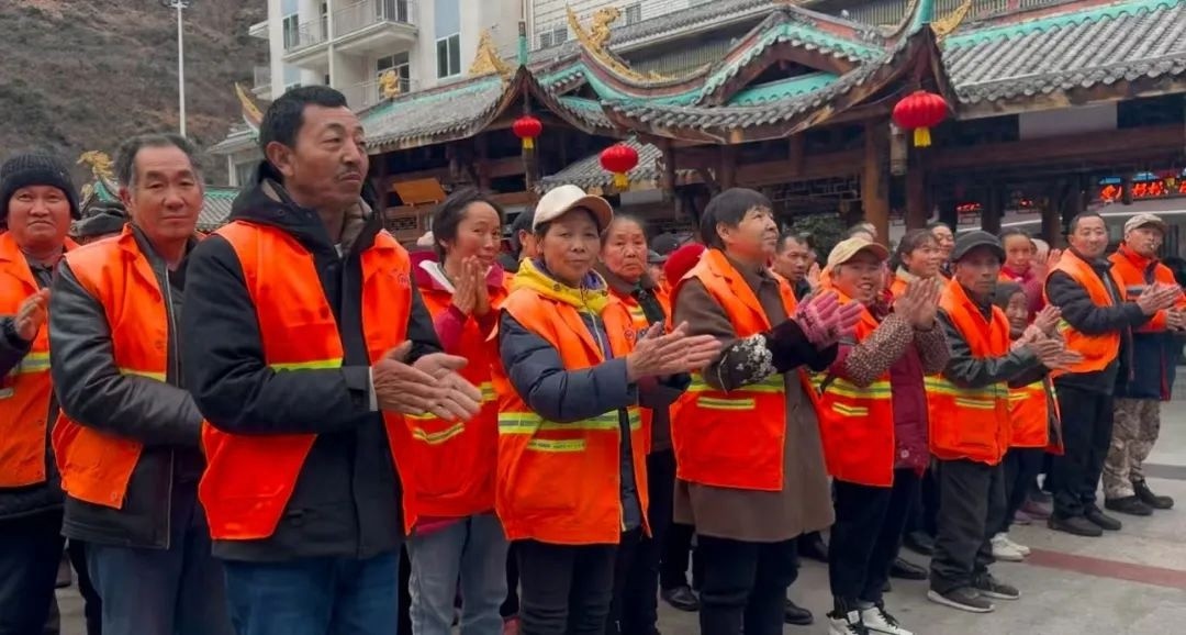 环卫工人放下扫帚，欢聚一堂！这顿团年宴为何让他们如此感动？  第1张