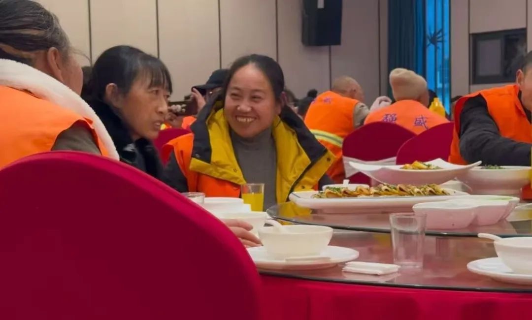 环卫工人放下扫帚，欢聚一堂！这顿团年宴为何让他们如此感动？  第3张