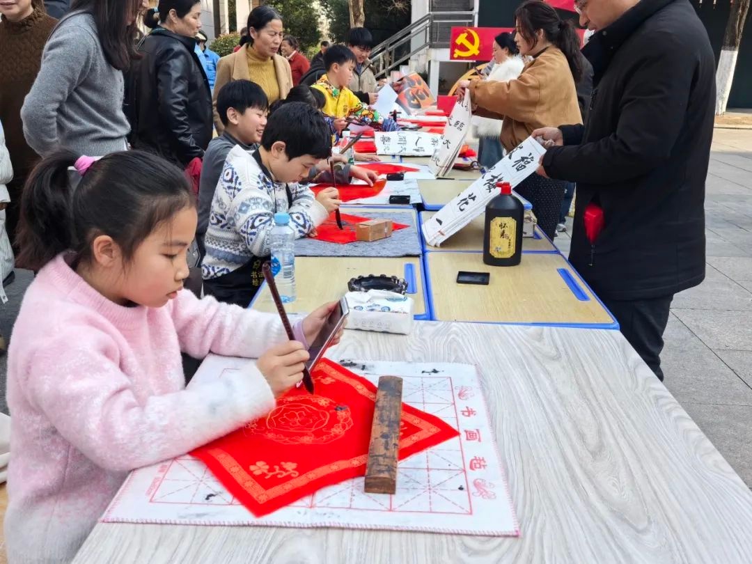 2025南方小年，乐平东湖市民之家义写春联活动为何如此热闹非凡？  第11张