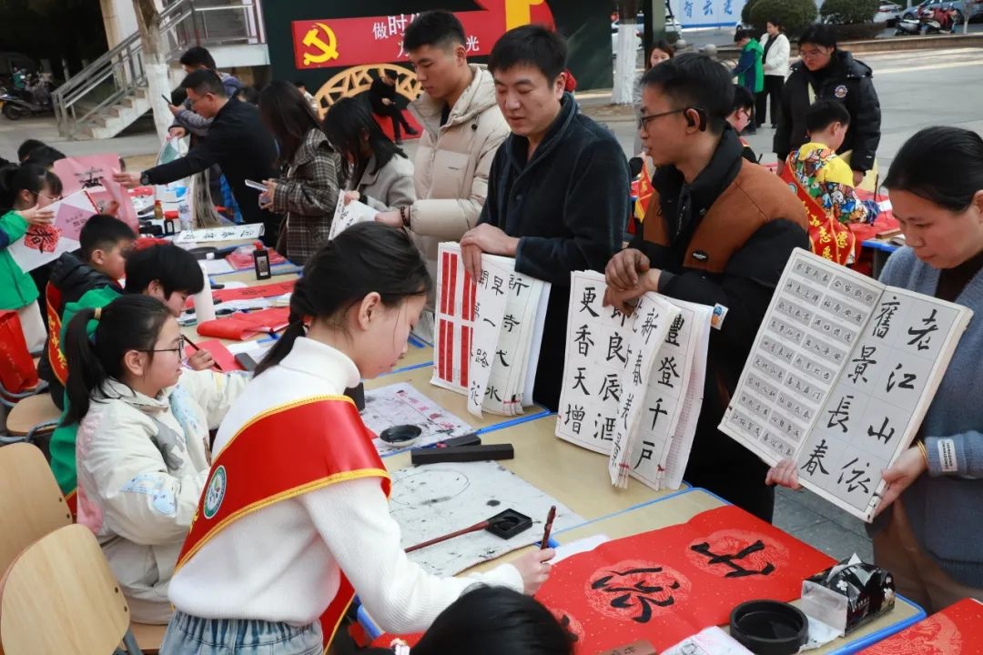 2025南方小年，乐平东湖市民之家义写春联活动为何如此热闹非凡？  第15张