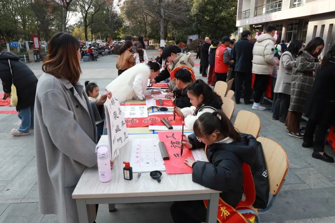 2025南方小年，乐平东湖市民之家义写春联活动为何如此热闹非凡？  第16张