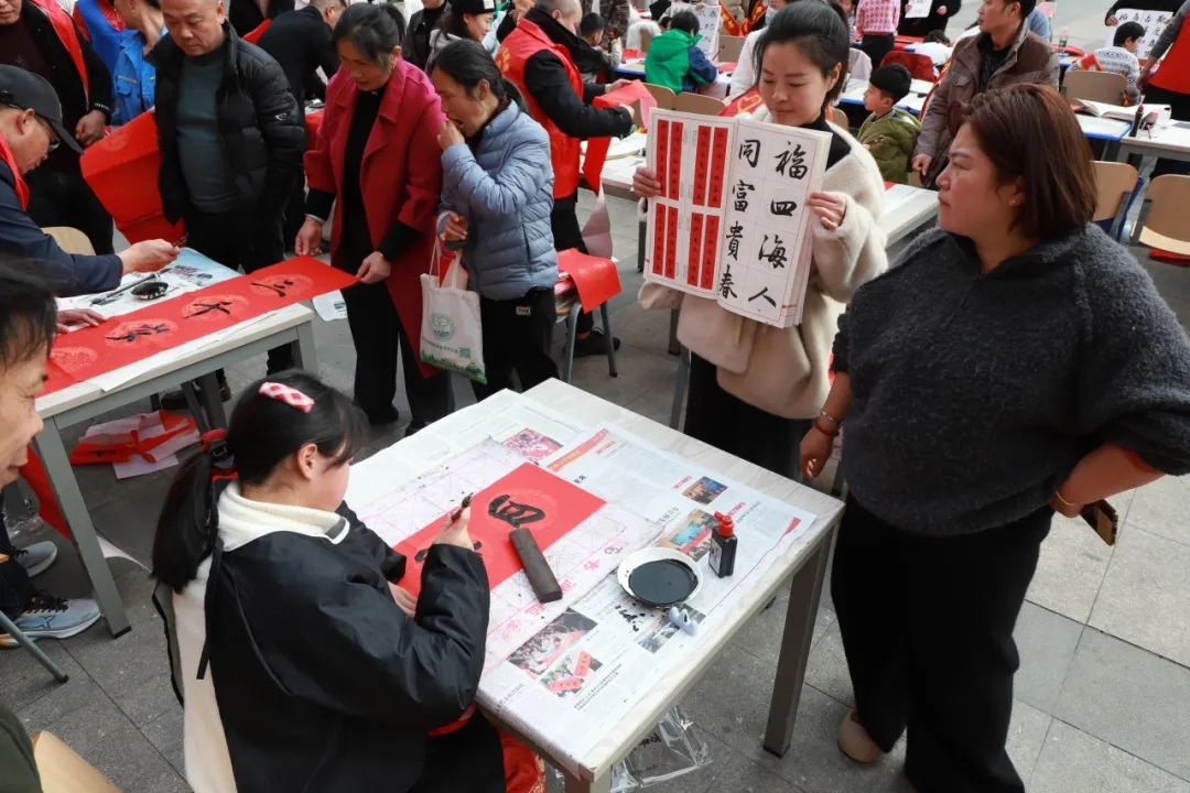 2025南方小年，乐平东湖市民之家义写春联活动为何如此热闹非凡？  第17张