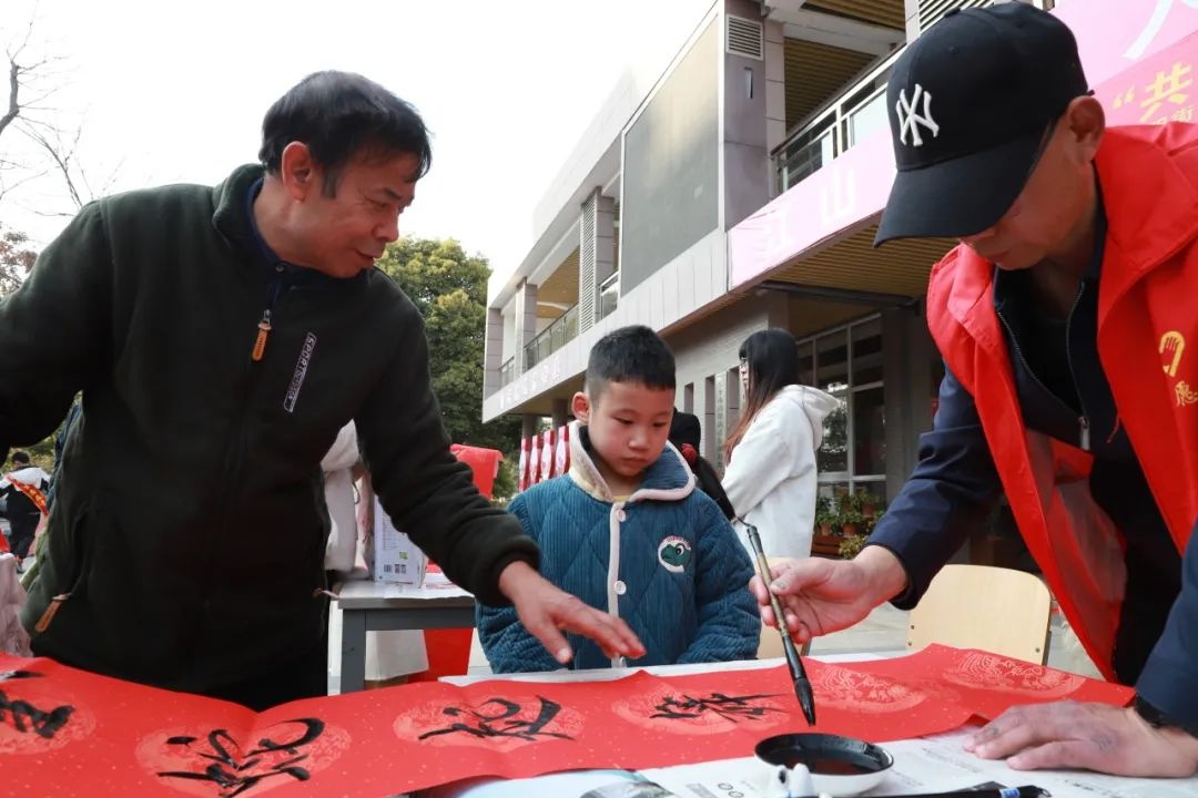 2025南方小年，乐平东湖市民之家义写春联活动为何如此热闹非凡？  第7张