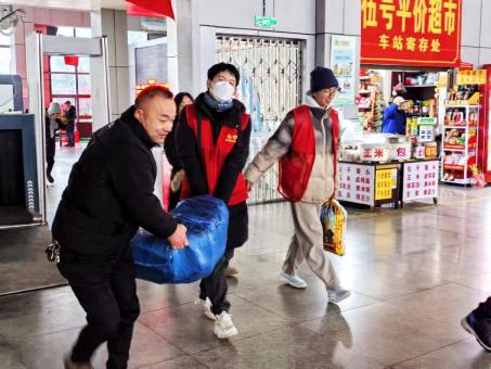 青春志愿行温暖回家路!石首市青年志愿者如何照亮2025年春运? 第3张 青春志愿行温暖回家路!石首市青年志愿者如何照亮2025年春运? 第3张