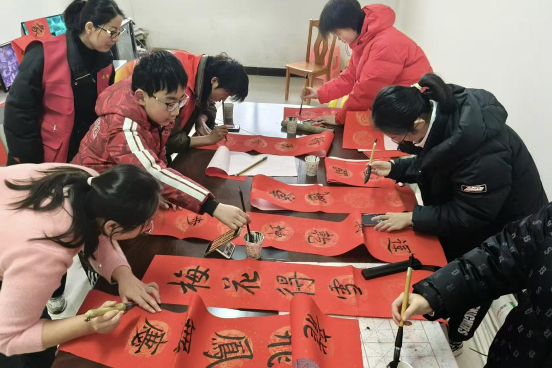 莘莘学子挥毫泼墨，社区居民笑迎新春！这场活动为何如此暖心？  第2张