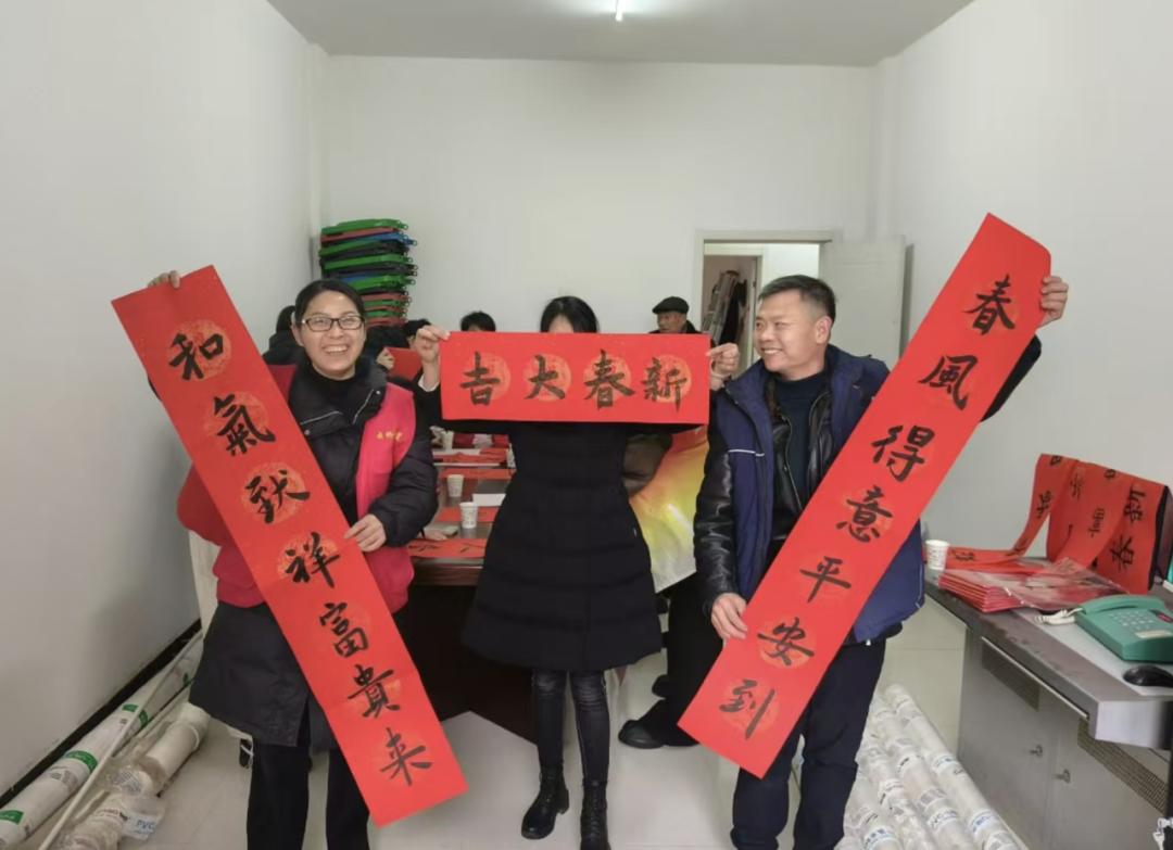 莘莘学子挥毫泼墨，社区居民笑迎新春！这场活动为何如此暖心？  第4张