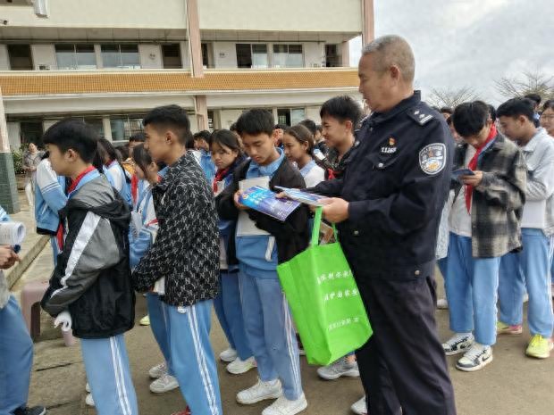 2025年开学第一课，勐旺乡中学如何筑牢青少年法治意识？  第1张