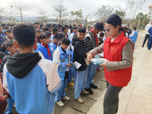 2025年开学第一课，勐旺乡中学如何筑牢青少年法治意识？  第2张