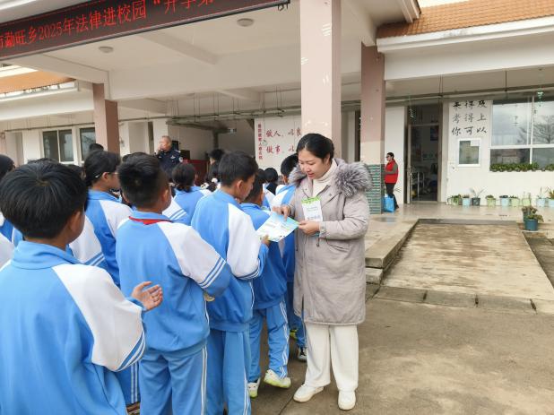 2025年开学第一课，勐旺乡中学如何筑牢青少年法治意识？  第3张