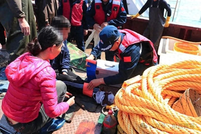 海警五十分钟生死救援！渔民受伤海域惊险一刻，他们如何化险为夷？