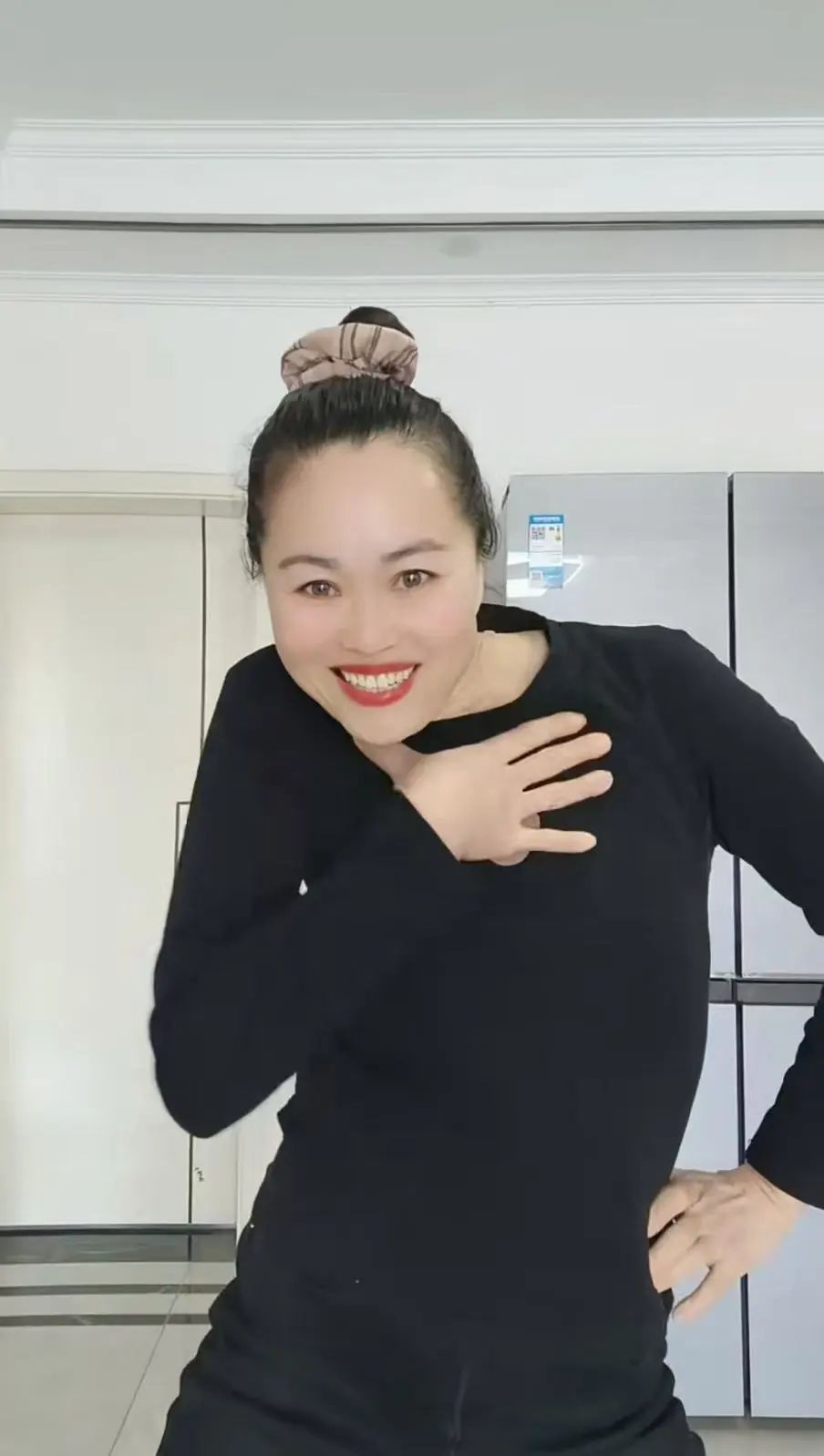 52岁女子自学断头舞，脖子灵活如特效！她的秘密竟然是？  第2张