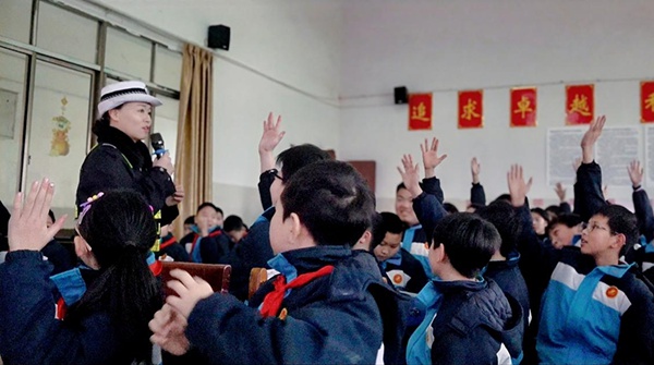 天雷滚滚、红灯闪闪！交警如何用顺口溜让学生们笑哈哈、乐开花？  第2张