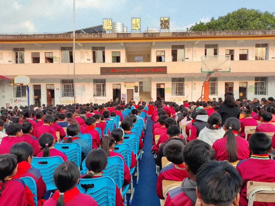 开学第一课竟如此警彩！民警如何让同学们‘身临其境’学习出入境法律？