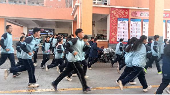 沁园中学消防安全演练：3分钟完成疏散，师生安全有保障  第1张