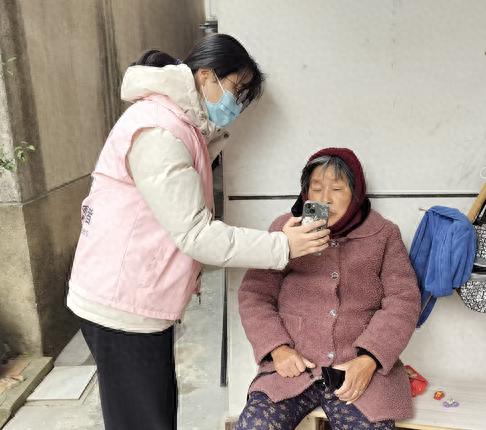 暖心！巾帼志愿者上门为老人办理生存验证，你家的老人享受到了吗？  第1张