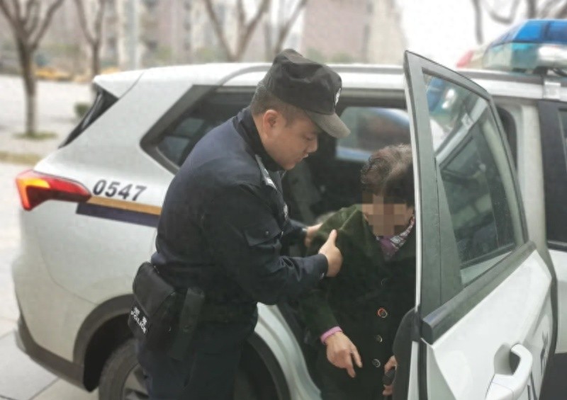 警察两天内连续救助两位走失老人，他们的暖心举动感动了整个社区