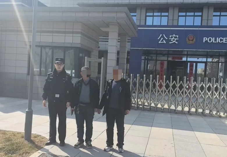 警察两天内连续救助两位走失老人，他们的暖心举动感动了整个社区  第2张