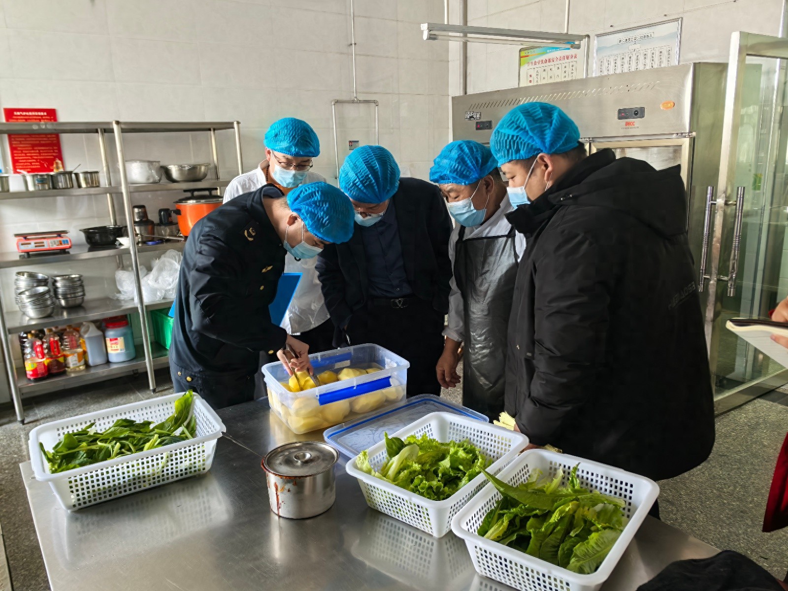 甘州区西街市场监管所全力出击，校园食品安全防线能否牢不可破？  第1张