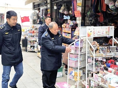 崇阳县城管如何创新护学模式，确保开学季校园周边秩序井然？