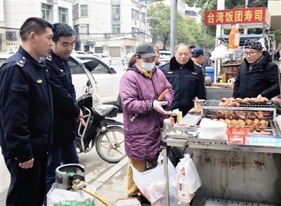 崇阳县城管如何创新护学模式，确保开学季校园周边秩序井然？  第2张