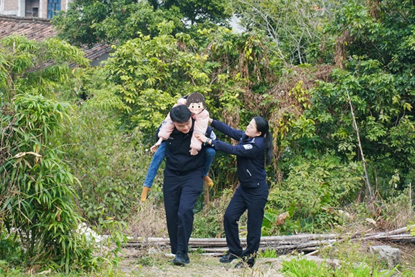 渐冻女孩小雨与民警的暖心故事，你愿意为爱接力吗？  第2张