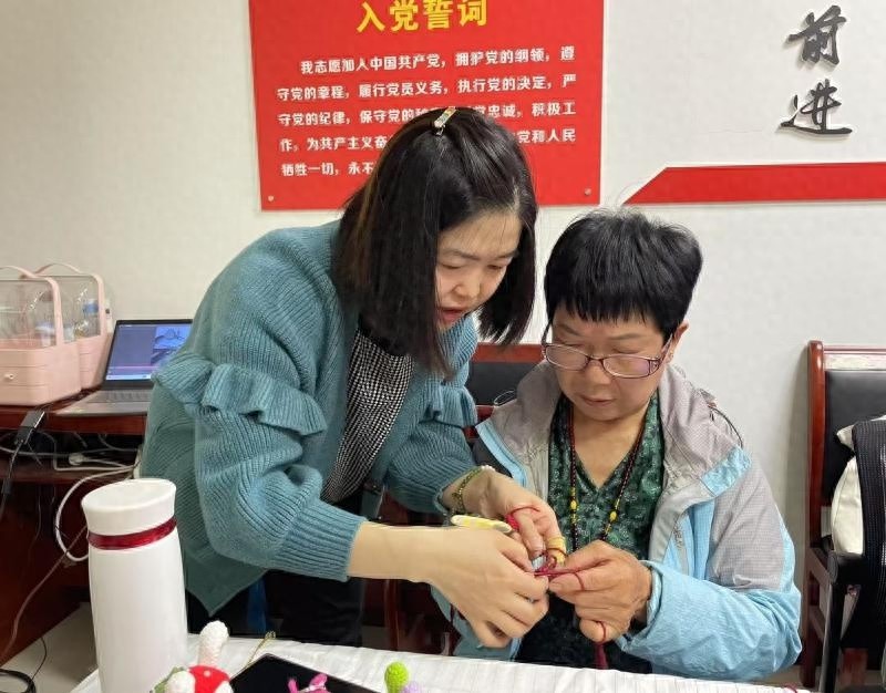 传统钩织艺术如何让邻里温情在指尖绽放？一起来体验这场别开生面的手工钩花活动