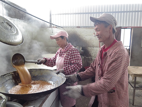 你知道易门十街红糖背后的百年秘密吗？探访周建光夫妇的土法榨糖传奇  第2张