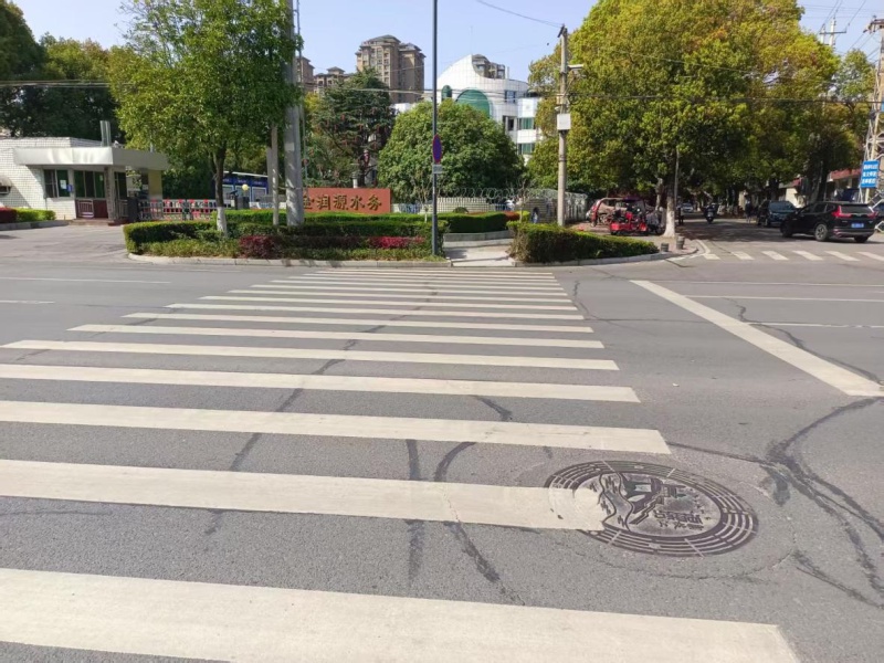斑马线被绿化带拦截，行人安全如何保障？枝江市住建局出手了  第4张