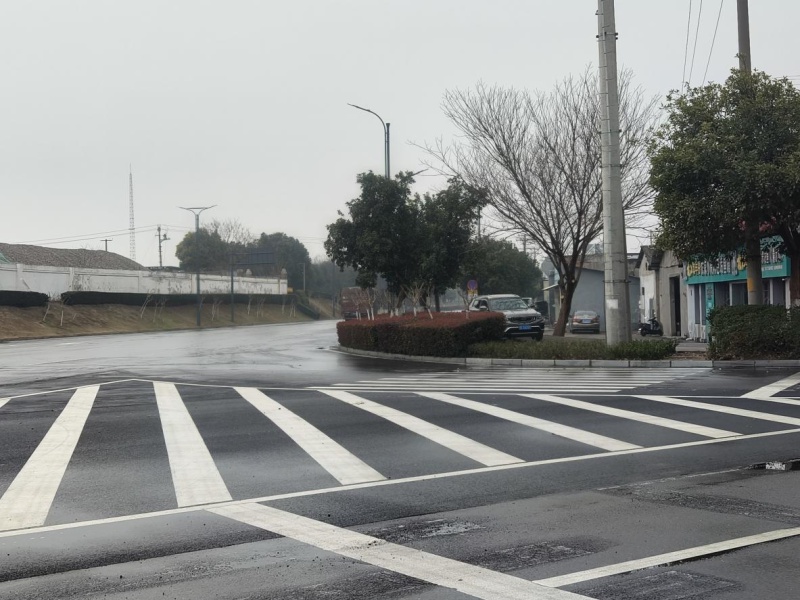 斑马线被绿化带拦截，行人安全如何保障？枝江市住建局出手了  第5张