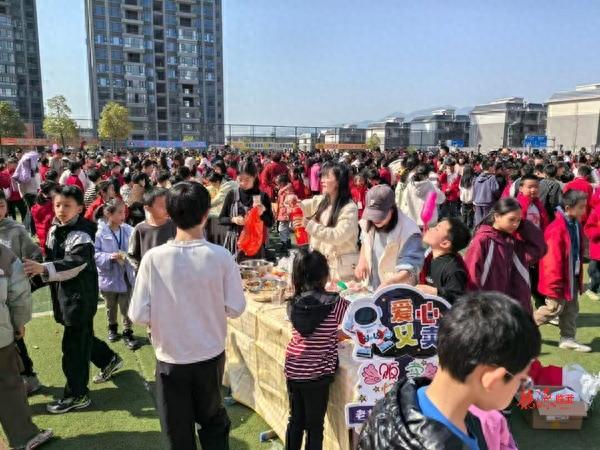 小小集市大爱心！临武县九完小的雷锋月活动如何让孩子们深刻体会奉献的意义？  第1张