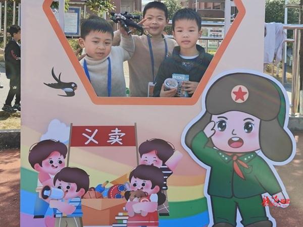 小小集市大爱心！临武县九完小的雷锋月活动如何让孩子们深刻体会奉献的意义？  第2张