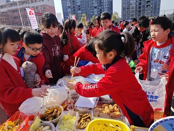 小小集市大爱心！临武县九完小的雷锋月活动如何让孩子们深刻体会奉献的意义？  第3张