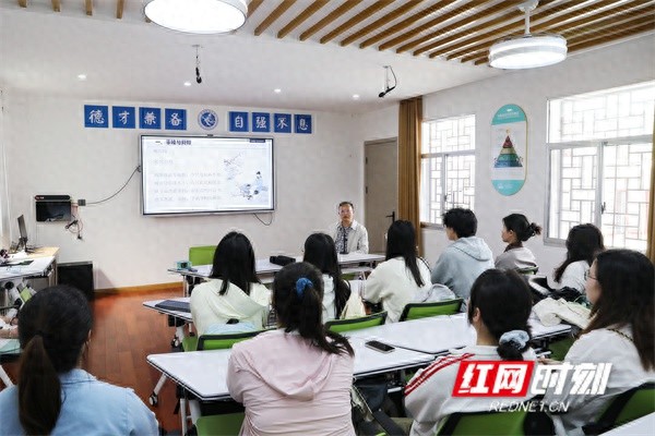 你想知道如何像舜帝一样豁达坚韧、悦纳自己吗？湖南科技学院的名家讲堂告诉你