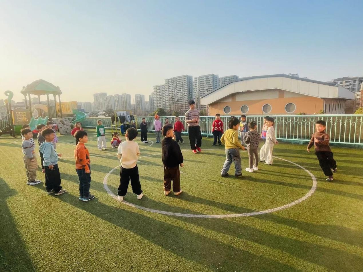 小小交通卫士如何养成？杭州市东新实验幼托园这样教孩子安全出行  第2张