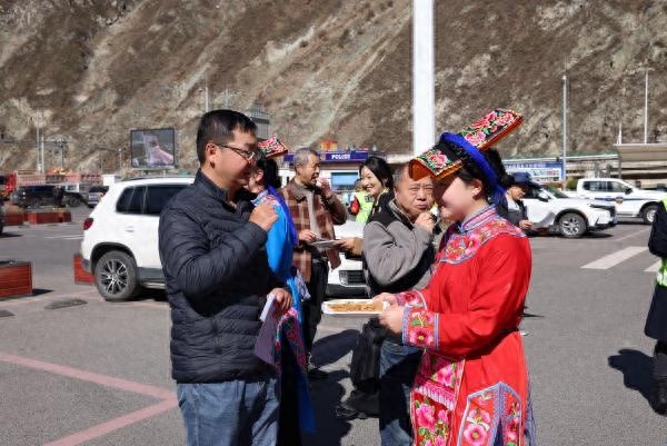 汶马公司如何通过春风送暖服务季活动，让司乘人员体验前所未有的交旅融合魅力？  第1张
