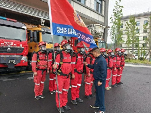 震撼！荥经县救援队万米拉练+高温浓烟训练，他们是如何突破极限的？